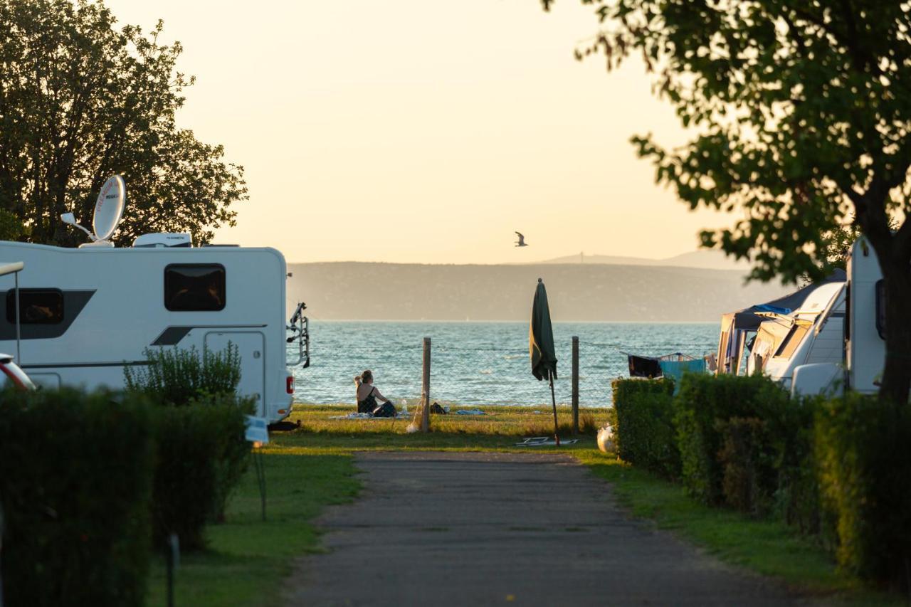 Hotel Aranypart Camping Siófok Exterior foto