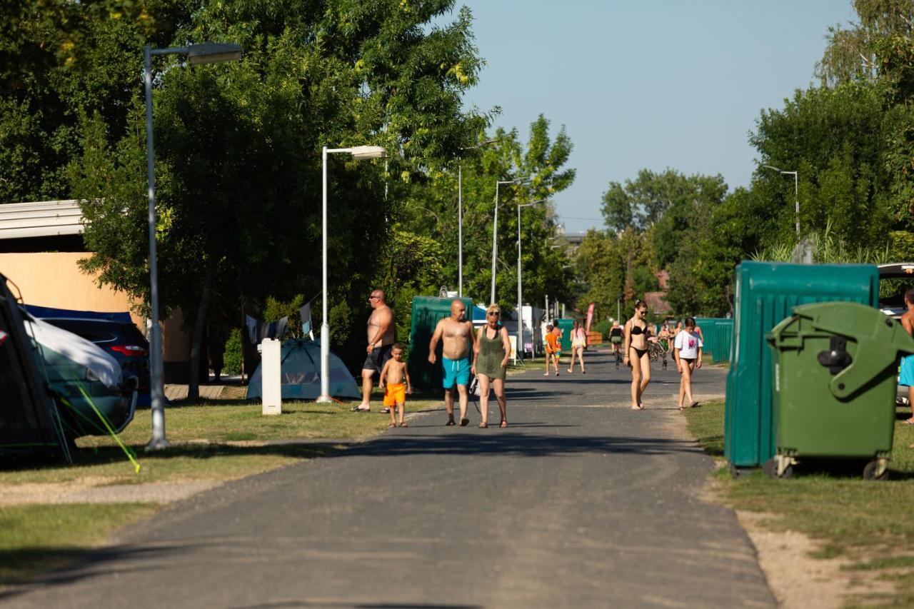 Hotel Aranypart Camping Siófok Exterior foto