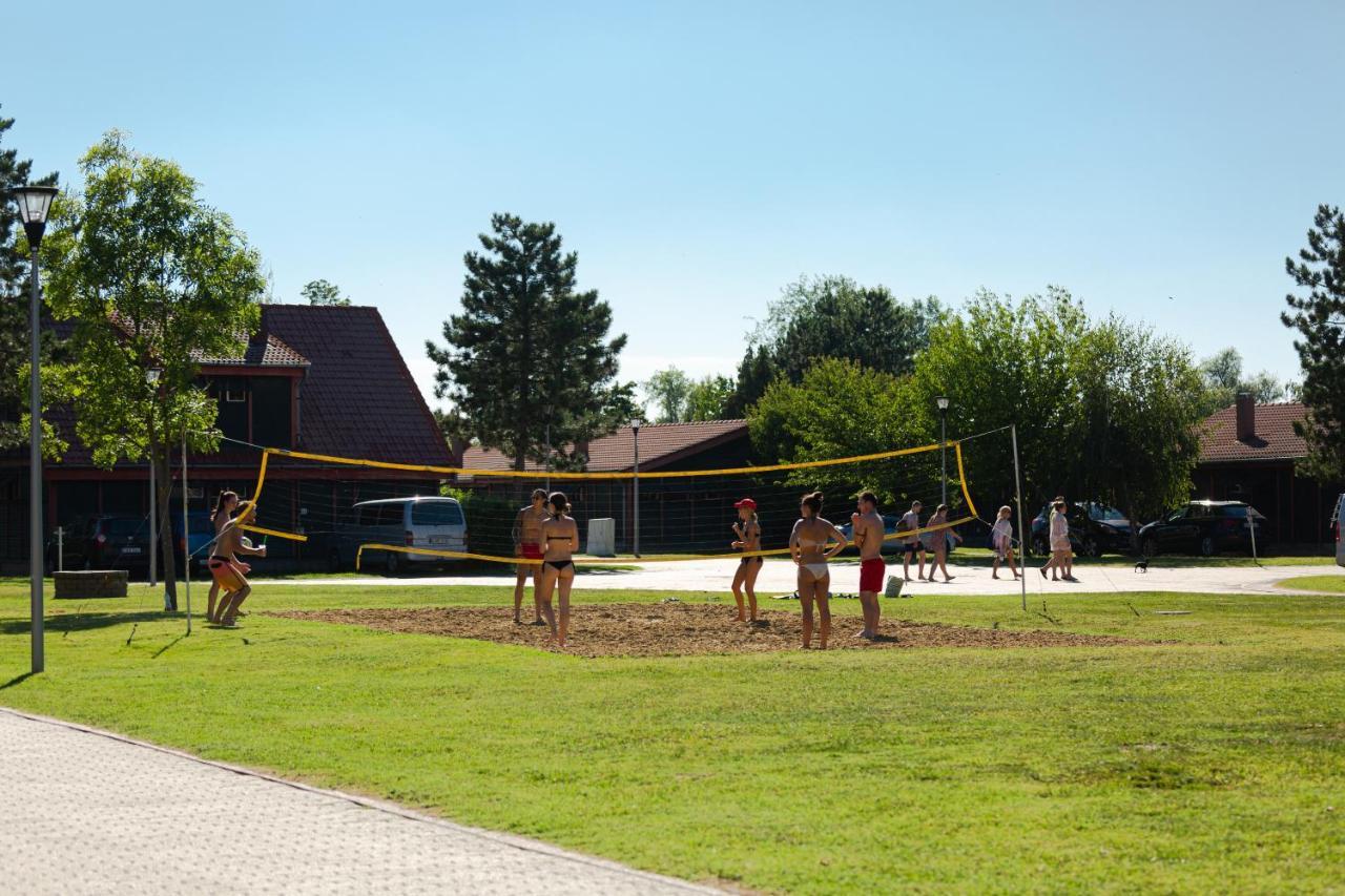 Hotel Aranypart Camping Siófok Exterior foto