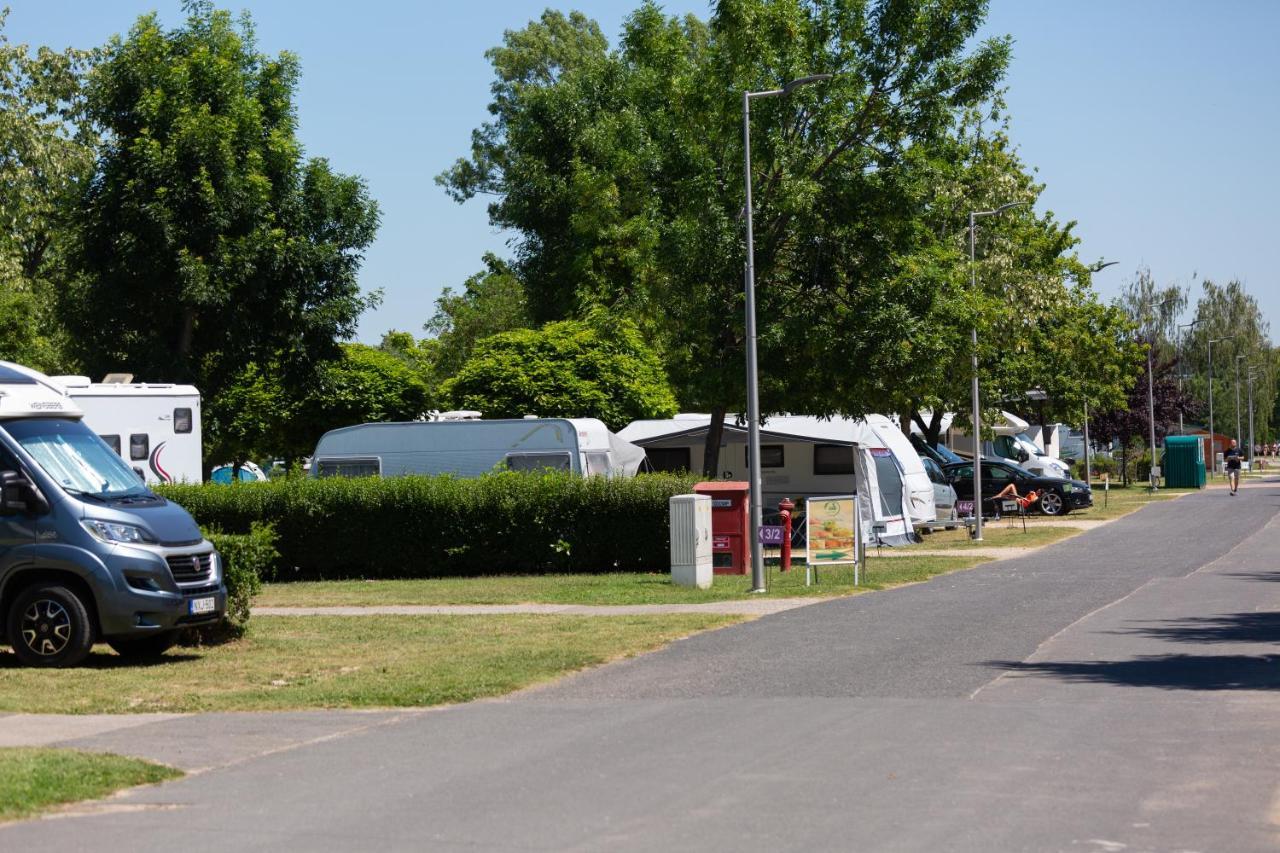 Hotel Aranypart Camping Siófok Exterior foto